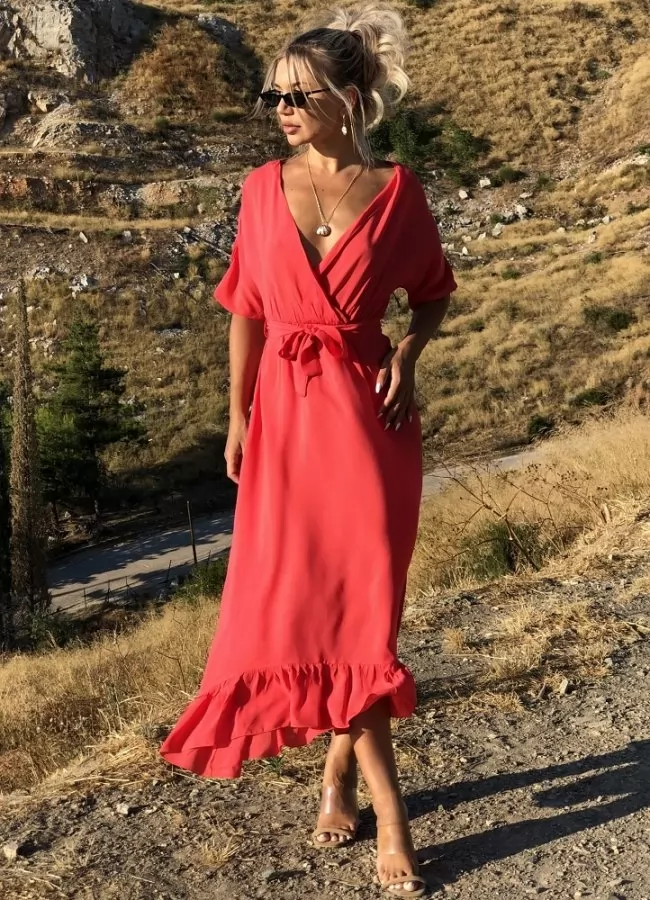 φόρεμα ασύμμετρο με κρουαζέ ντεκολτέ